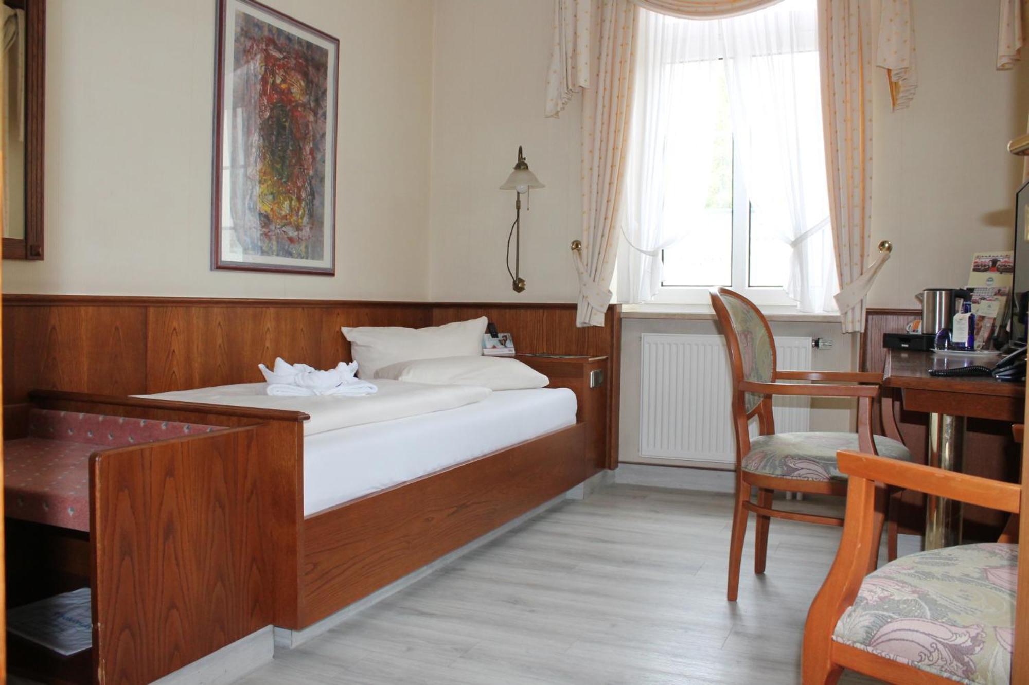 Hotel Drei Schwanen - Ristorante Due Fratelli Хоэнштайн-Эрнстталь Экстерьер фото